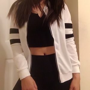 [BRAND NEW] Thin white jacket with black stripes!!
